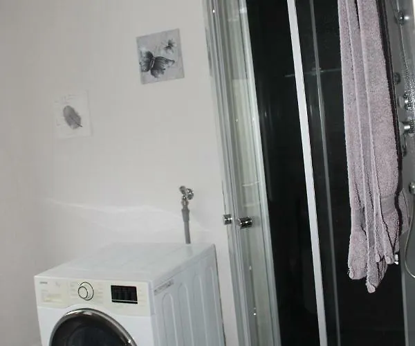 Gut Gelegenes Mit Wifi, Parkplatz, Wama, Trockner Usw.